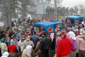 Mahalle sakinleri mermer ocağını bastı