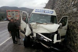 2 minib&uuml;s &ccedil;arpıştı: 8 kişi yaralandı