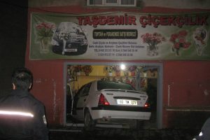 Kontrol&uuml;n&uuml; kaybetti &ccedil;i&ccedil;ek&ccedil;i d&uuml;kkanına girdi
