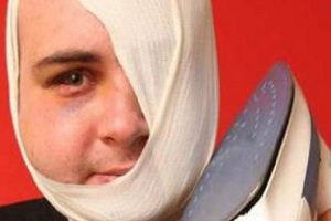 Telefon diye &uuml;t&uuml;y&uuml; kulağına g&ouml;t&uuml;rd&uuml;