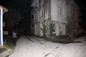 Yaşlı adam merdivenden d&uuml;şerek &ouml;ld&uuml;