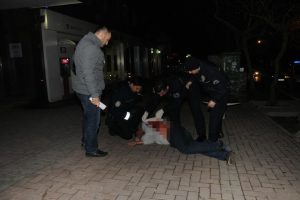 Caddede y&uuml;r&uuml;rken bı&ccedil;aklandı