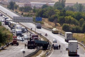 Bakanın konvoyunda kaza