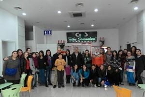 Devamsızlık yapmayan &ouml;ğrencilere sinema &ouml;d&uuml;l&uuml;