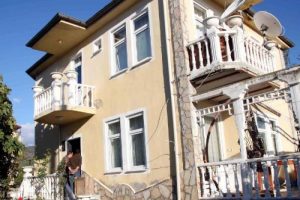 &Uuml;zerine d&uuml;şen buzdolabının altında kalarak &ouml;ld&uuml;