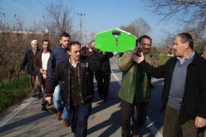 Cenaze d&ouml;n&uuml;ş&uuml;  minib&uuml;s&uuml;n altında can verdi