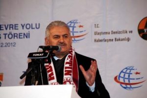 Bakan Yıldırım'ın konvoyunda kaza!