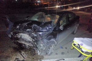 Otomobille minib&uuml;s &ccedil;arpıştı: 8 yaralı