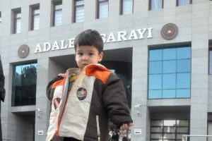 2 yaşındaki &ccedil;ocuk ifade i&ccedil;in mahkemede