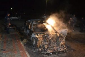 Park halindeki otomobil alev topu gibi yandı