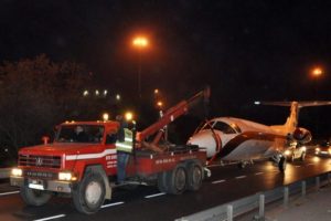 Otoyolda u&ccedil;ak g&ouml;renleri şaşırttı