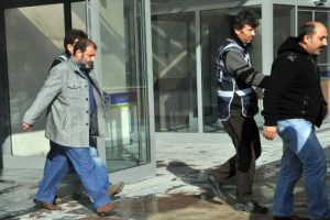 3 kardeş tefecilik su&ccedil;lamasıyla g&ouml;zaltına alındı