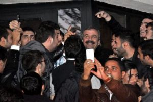 Sırrı S&uuml;reyya &Ouml;nder g&uuml;lmekten kırdı ge&ccedil;irdi
