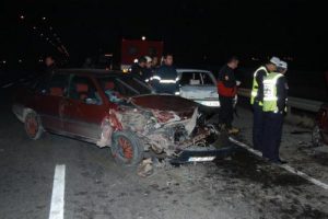 Emniyet şeridindeki otomobile &ccedil;arptı: 1 &ouml;l&uuml;