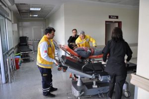 Gelin kayınbiraderini sopayla d&ouml;vd&uuml;