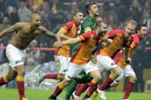 Arena'da F.Bah&ccedil;e'ye şarkılı g&ouml;nderme
