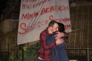 Sevgiliye pankartlı s&uuml;rpriz doğum g&uuml;n&uuml; kutlaması