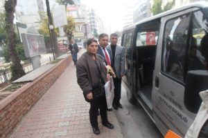 Sokakta kalan anne-kıza devlet sahip &ccedil;ıktı