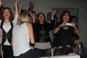 Derya Tuna İdo'ya dans ederek eşlik etti