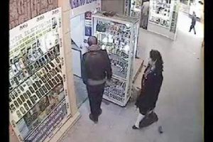Cep telefonu hırsızlığı g&uuml;venlik kamerasında