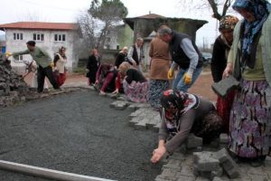 Bu mahallenin parke taşlarını kadınlar d&ouml;ş&uuml;yor