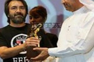 Zeki Demirkubuz &ouml;d&uuml;l&uuml; 'Feda' tiş&ouml;rt&uuml;yle aldı