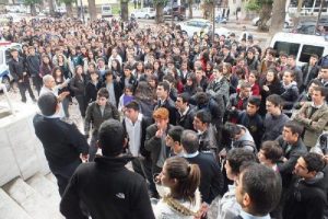 &Ouml;ğrenciler protesto etti eğitime ara verildi