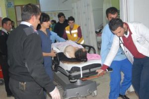 Minib&uuml;s ve otob&uuml;s kafa kafaya &ccedil;arpıştı:5 yaralı