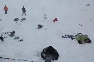 &Ccedil;ığ faciasını canlandırmak i&ccedil;in kar altına girdiler