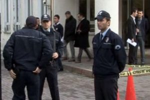 Emniyet &ouml;n&uuml;nde kurşun yağdırdı!