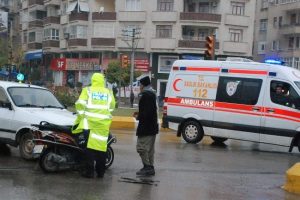 Otomobil motosiklete &ccedil;arptı: 1 yaralı