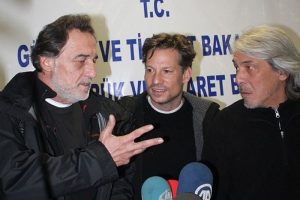 Rehin alınan gazetecileri muhalifler kurtardı