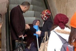 Yaşlı kadın y&uuml;r&uuml;yen merdivenlerden d&uuml;şt&uuml;