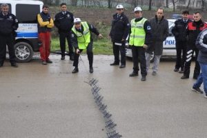 İneg&ouml;l polisinin yol kapanı nefes kesti