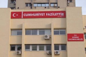 'Cumhuriyet Fazilettir' tabelası yenilenip aynı yere asıldı
