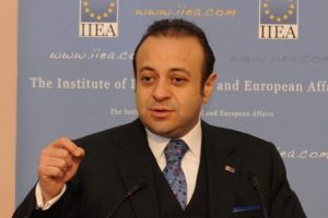 B&uuml;y&uuml;kel&ccedil;i haddini aştı