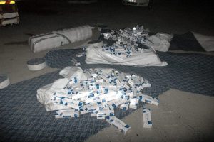 Halı i&ccedil;inde ka&ccedil;ak sigara sevkiyatı polise takıldı