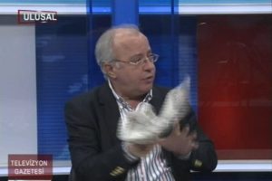 Canlı yayında Akit'i par&ccedil;aladı