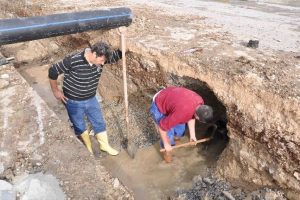 Kuşadası sahilinde yağmur suyu hattı yenileniyor