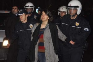 Salona alınmayınca eylem yaptılar: 20 g&ouml;zaltı