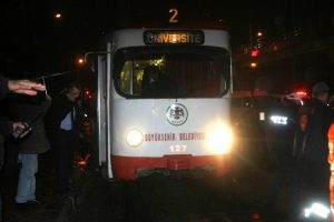 Tramvayın altında can pazarı