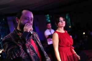 Fabrika garajında erken yılbaşı eğlencesi