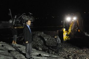 Karaya oturan balık&ccedil;ı teknesi i&ccedil;in denizde yol yapıyorlar
