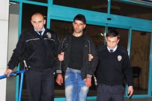 Ara&ccedil;tan &ccedil;anta &ccedil;alan hırsız yakalandı