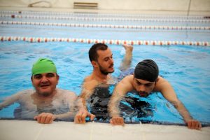 Zihinsel engellilerin havuz keyfi