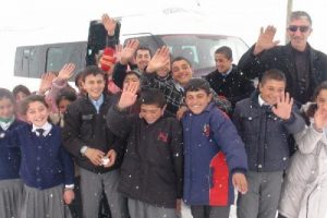 Mahsur kalan &ouml;ğrenci ve &ouml;ğretmenler kurtarıldı