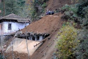 Heyelan &ouml;nlemi aldıkları ev toprak altında kaldı