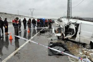 Minib&uuml;sler kaf kafaya &ccedil;arpıştı:1 &ouml;l&uuml;