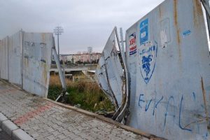 Bucaspor'un stadına araba girdi