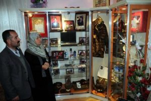 Şehit oğullarının odasını m&uuml;zeye d&ouml;n&uuml;şt&uuml;rd&uuml;ler